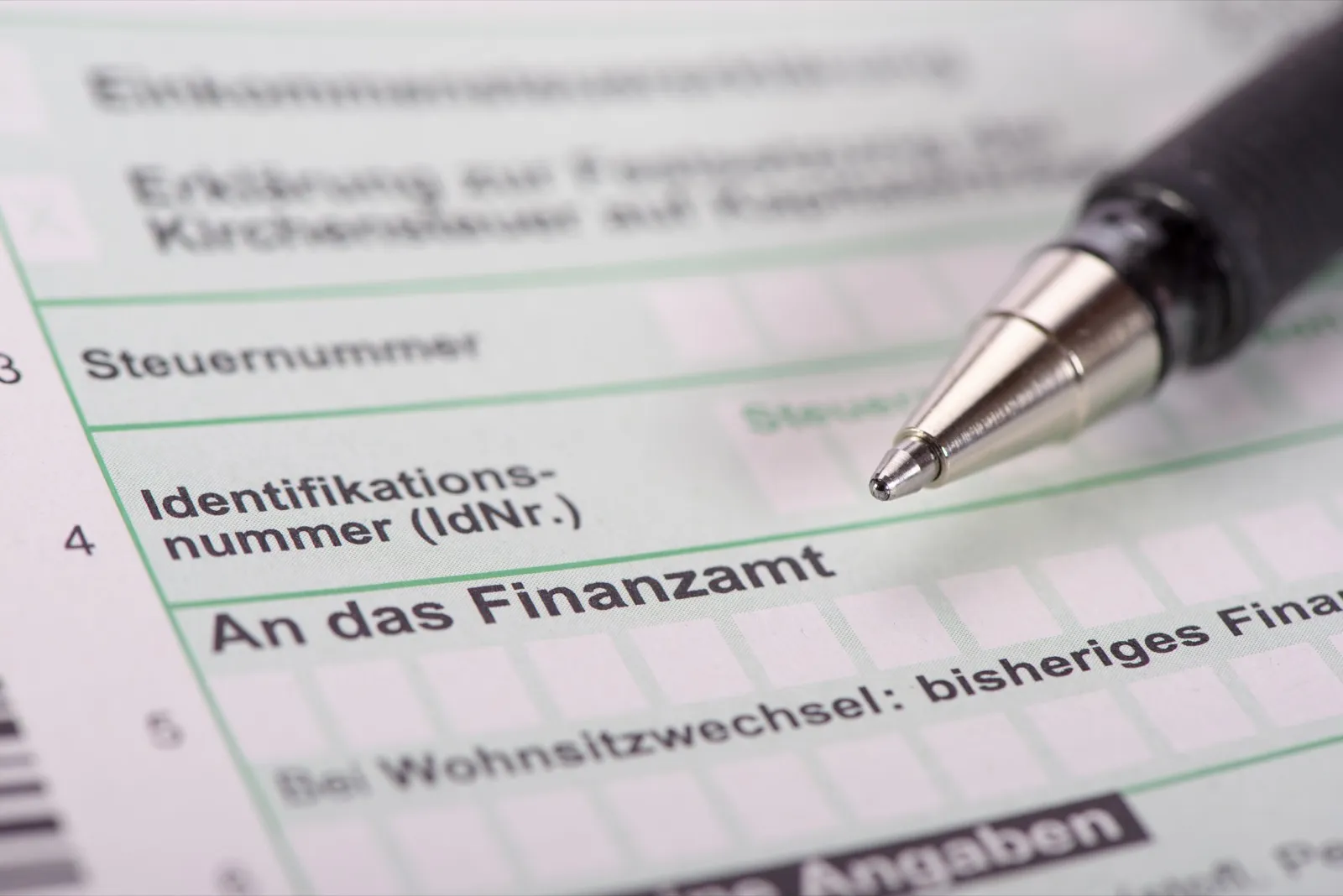 Ausschnitt einer deutschen Steuererklärung mit Kugelschreiber