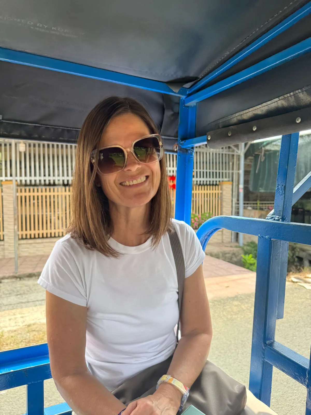 Michaela Maxeiner mit Sonnenbrille, lächelnd